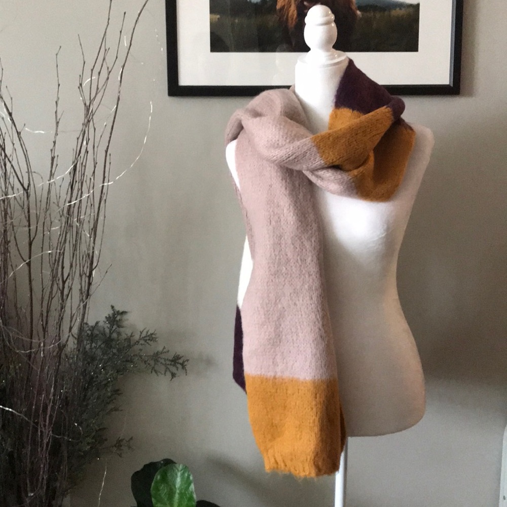 Fat face Scarf - Picture 1 of 8